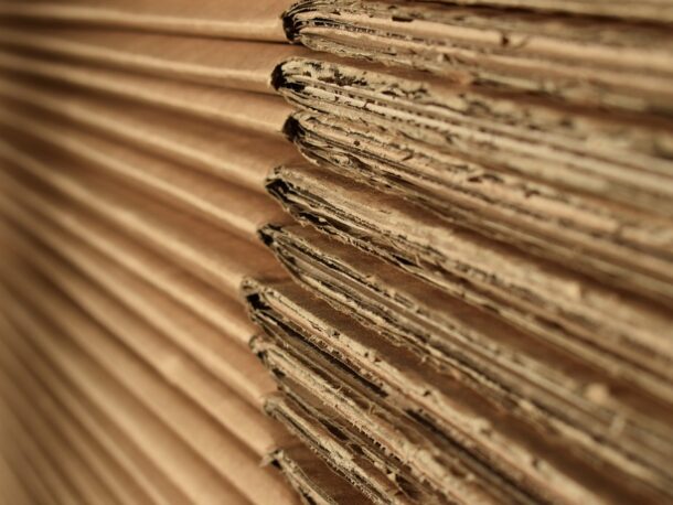 Mocne opakowania tekturowe – gdzie są wykorzystywane?